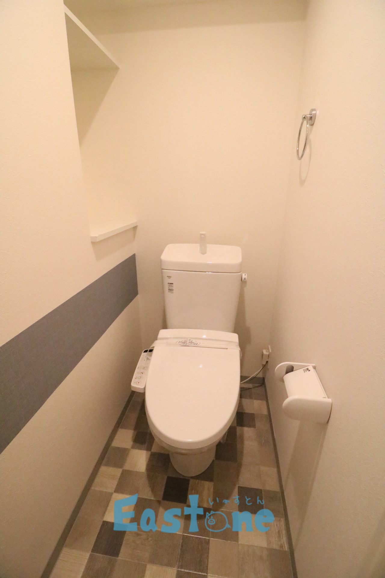 トイレ　床が可愛く棚付きで便利なお手洗いです！