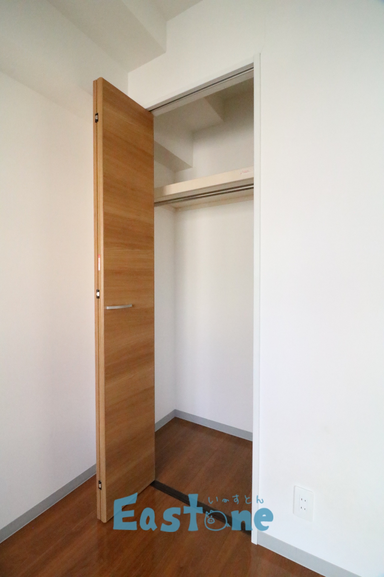 収納　たっぷり収納で嬉しいハンガーパイプ付き！