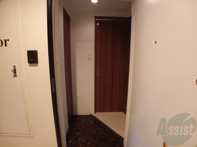 玄関　玄関です。ご覧の通り広々としていますね。