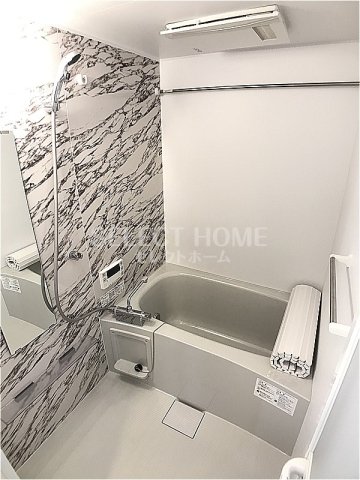 バス・シャワールーム　落ち着いた空間のお風呂です