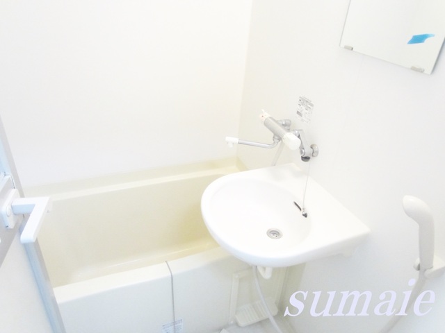 バス・シャワールーム　洗面所付きの浴室です