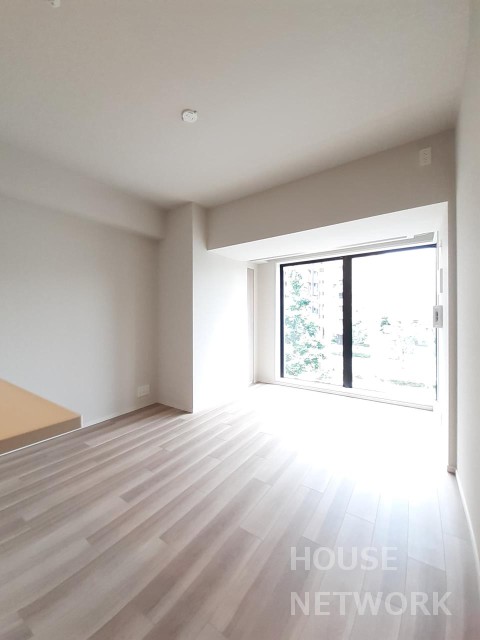 居室・リビング　窓が大きく明るい室内