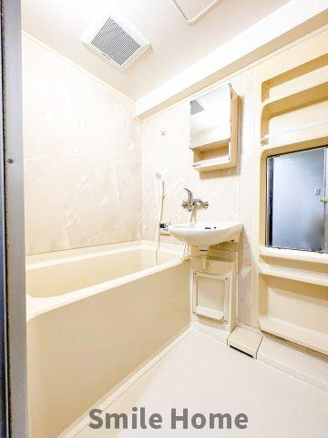 バス・シャワールーム　ちょうどいいサイズのお風呂です。お掃除も楽にできますよ。