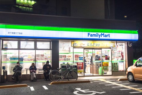 コンビニ　ファミリーマート 天下茶屋三丁目店（コンビニ）まで208m