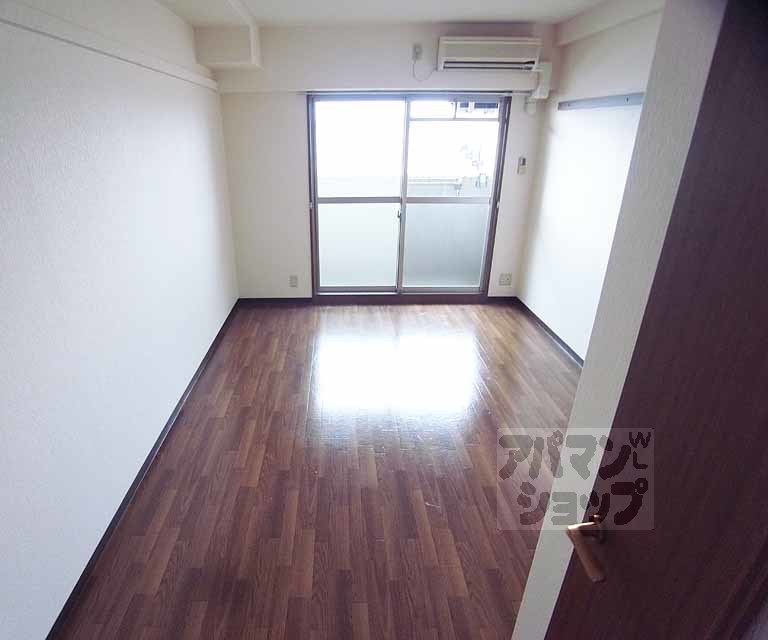 居室・リビング　洋室８帖のお部屋です。