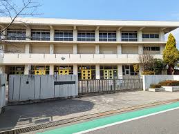 小学校　伊丹市立荻野小学校（小学校）まで125m