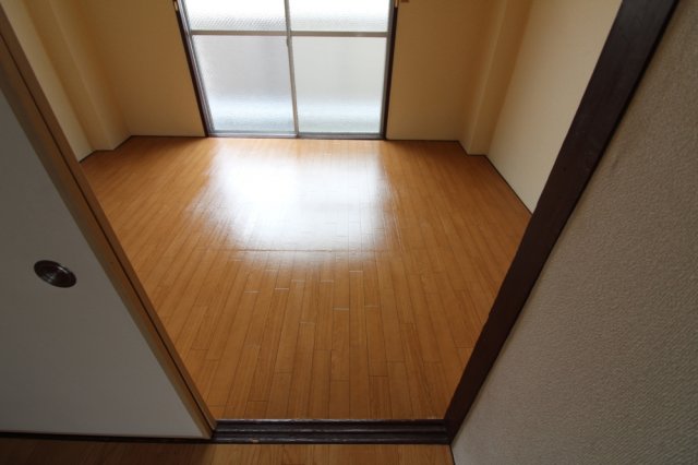 居室・リビング　落ち着いた色調の洋室です