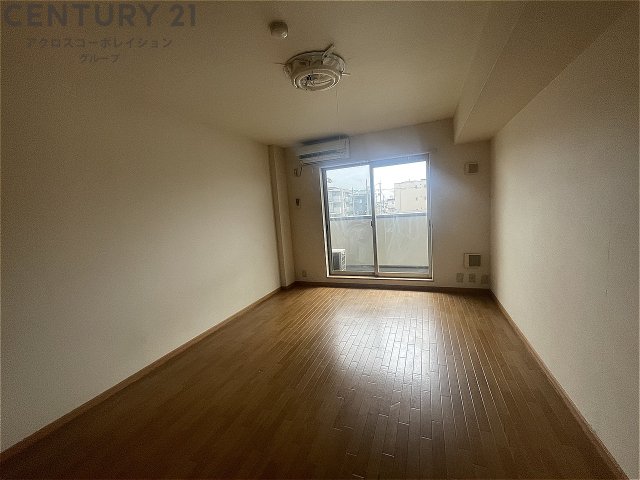 居室・リビング　南向きエアコン付きの10.1帖の洋室です♪