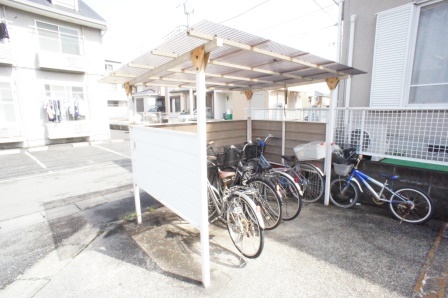 その他共有部分　雨の日でも安心して止められる屋根付の駐輪場です☆