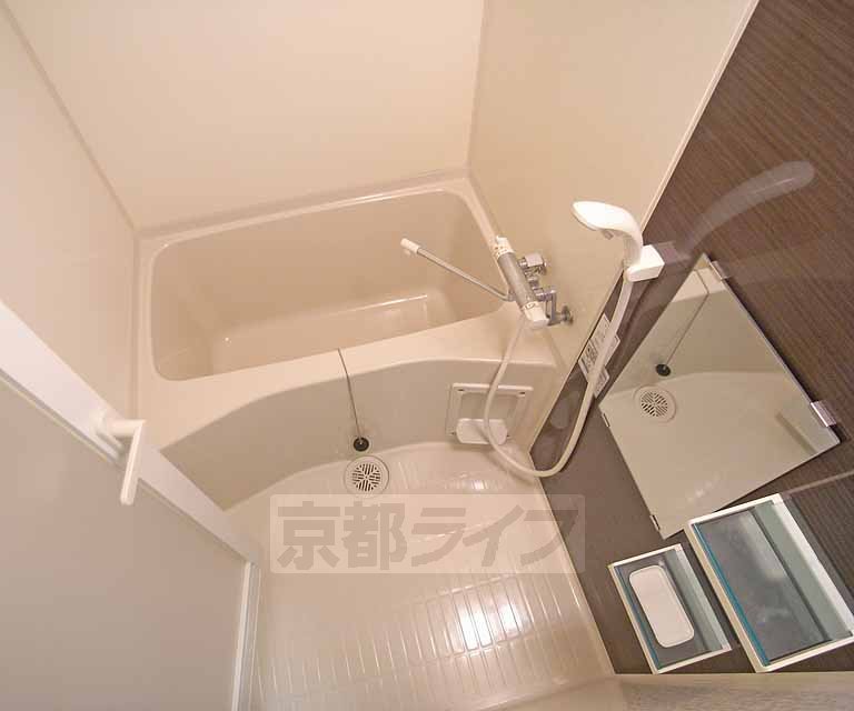 バス・シャワールーム　お風呂はパネルを使用したオシャレなものです。