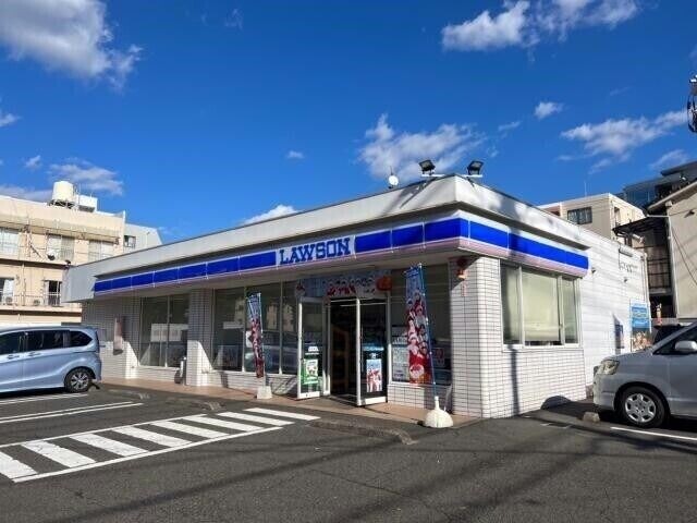 コンビニ　ローソン鹿児島甲南高校前店（コンビニ）まで711m