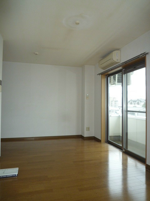 居室・リビング　写真は301号室です（参考）