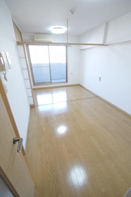 居室・リビング　【洋室】居室＊入口側から