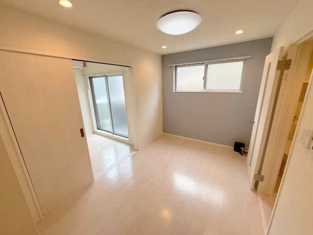 居室・リビング　明るく広々としたリビングです。