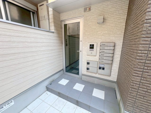 エントランス　オシャレなエントランスは安心のオートロック付きです。