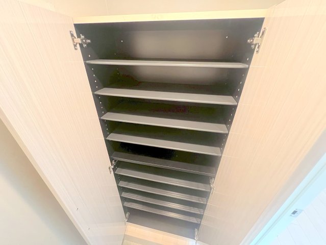 収納　大きいシューズボックスは靴がいっぱい入れれますね。