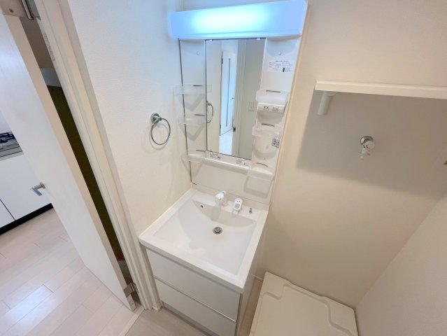 洗面設備　身支度が出来る独立洗面台です。