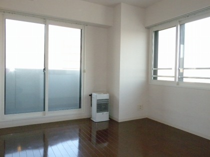 居室・リビング　光沢のある木目調のお部屋☆