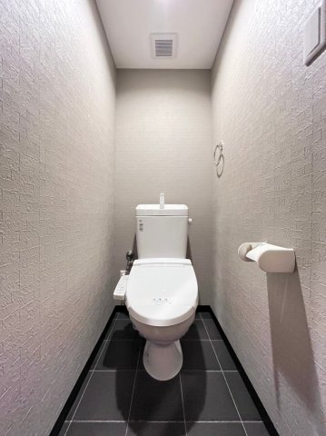 トイレ　別号室画像。ご参考下さい