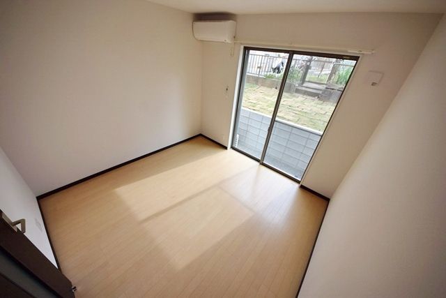 居室・リビング　エアコン付きのお部屋です