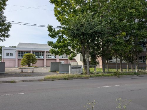 中学校　景雲中学校（中学校）まで502m