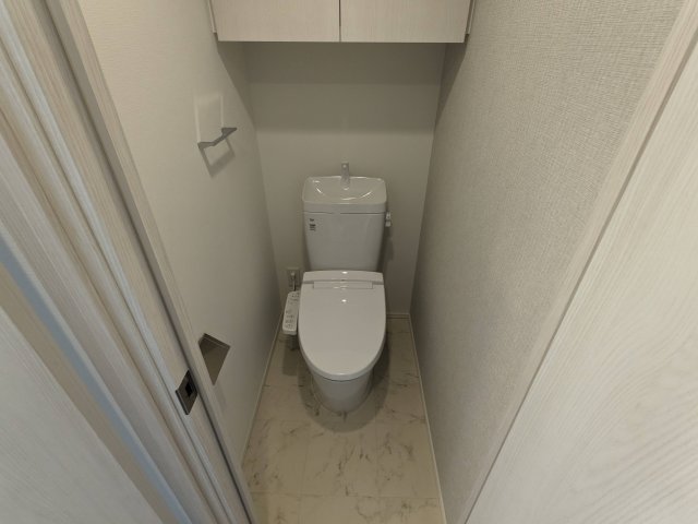 トイレ　落ち着いた色調のトイレです