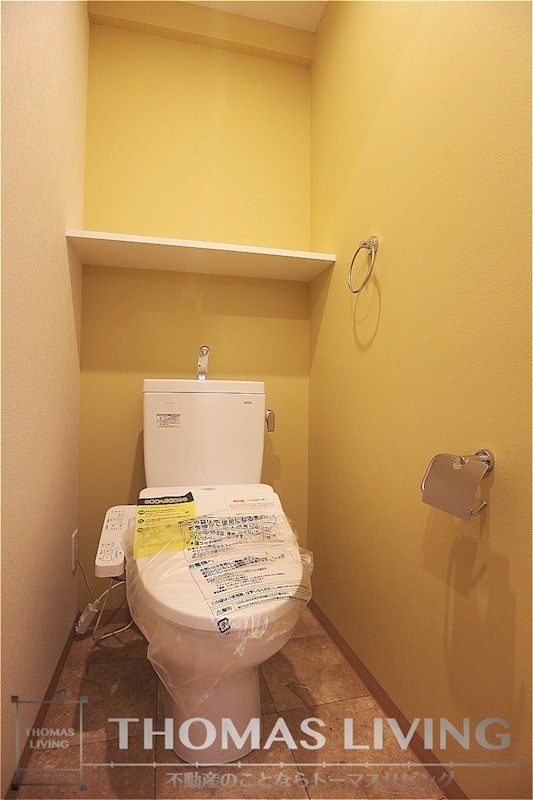 トイレ　温水洗浄便座付きのトイレになります。