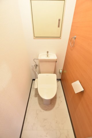 トイレ　別号室画像。ご参考下さい