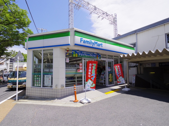 コンビニ　ファミリーマート（コンビニ）まで600m