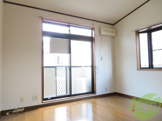 その他部屋・スペース　別の角度から洋室を撮影しました。日射しがあり明るい印象。
