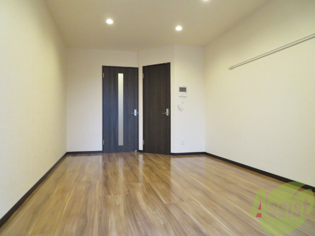 居室・リビング　こちらのお部屋は洋室９．４帖のフローリングになります。