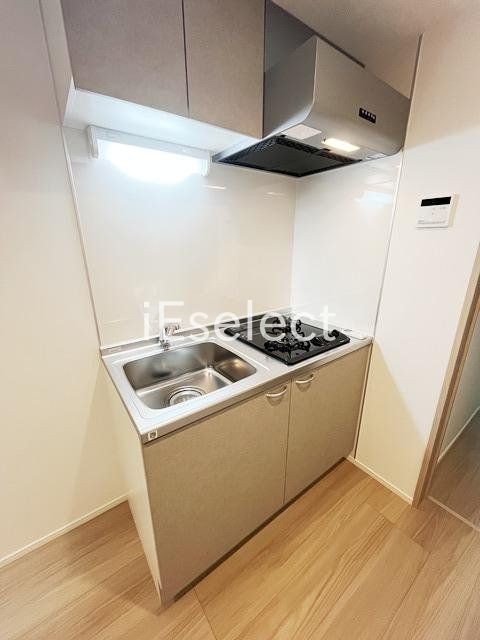 キッチン　２口システムキッチン付き。調理スペースあって料理も楽々♪