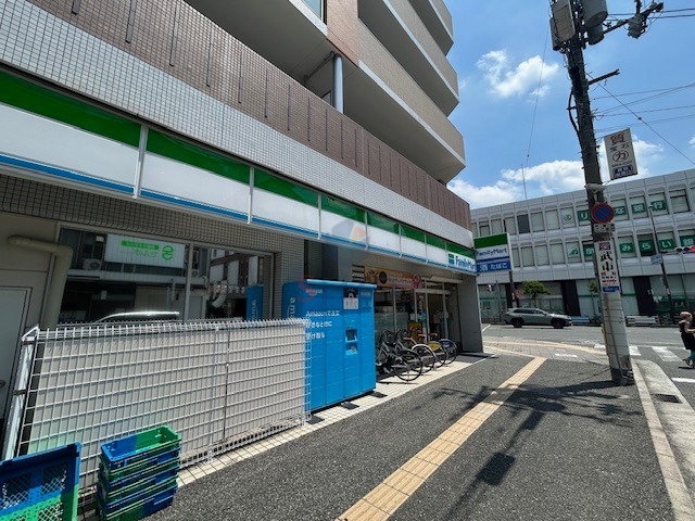 コンビニ　ファミリーマート服部駅前店（コンビニ）まで150m