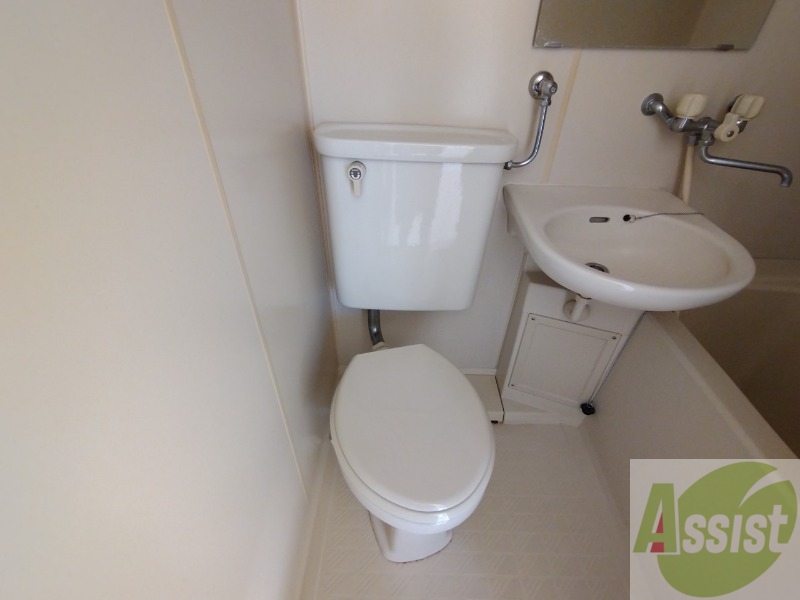 トイレ　ユニットバス内のトイレです。一人暮らしなら十分ですね。