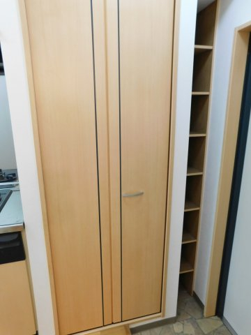 玄関　※写真は他号室です