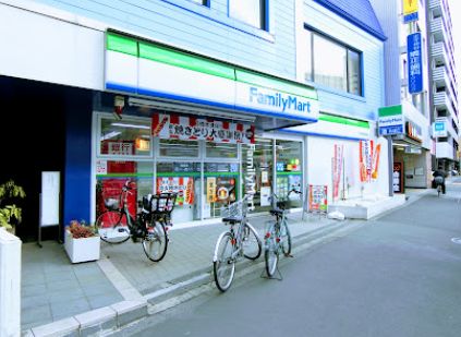 コンビニ　ファミリーマート王子神谷駅前店（コンビニ）まで252m