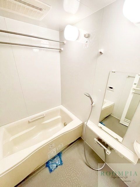 バス・シャワールーム　※同タイプの別のお部屋です。