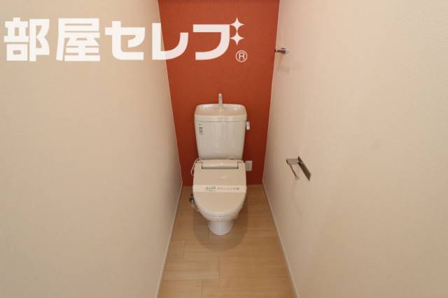 トイレ　トイレの写真です。棚もあって広々としてます。