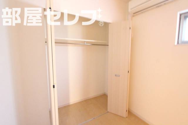 収納　収納写真です。洋服もたくさんかけれますね。