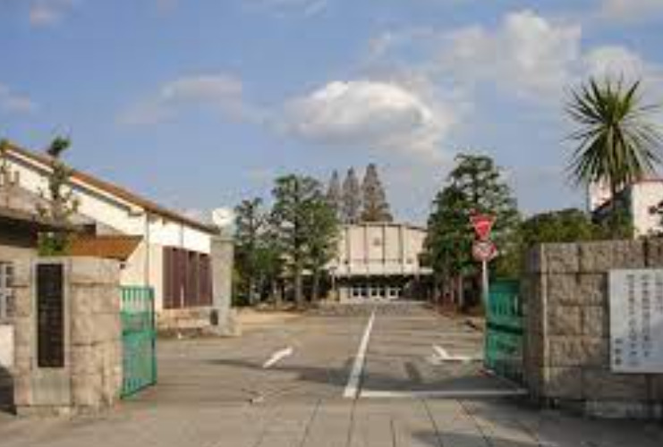 中学校　岡山市立操山中学校（中学校）まで885m