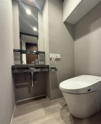 トイレ　落ち着いた色調のトイレです