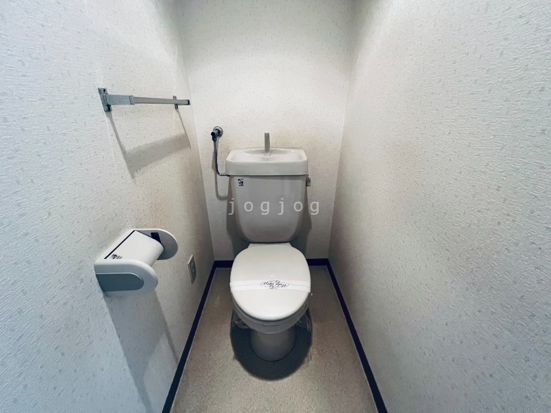 トイレ　嬉しい温水洗浄便座付きのトイレです。
