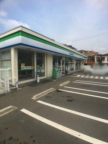 コンビニ　ファミリーマート荒立店（コンビニ）まで985m