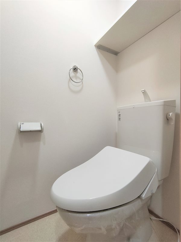 トイレ　温水洗浄便座付きのトイレです。