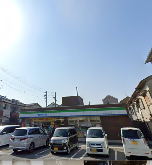 コンビニ　ファミリーマート東大阪六万寺町店（コンビニ）まで717m