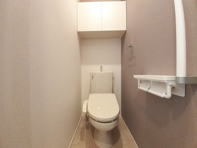 トイレ　落ち着いた色調のトイレです