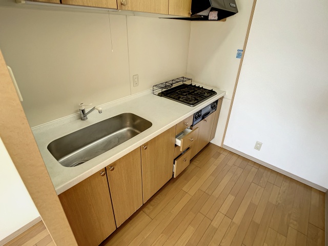 キッチン　掲載写真は同型モデルを掲載しており実際のお部屋と仕様等が異な