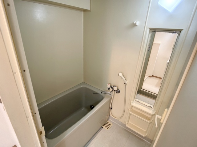 バス・シャワールーム　掲載写真は同型モデルを掲載しており実際のお部屋と仕様等が異な