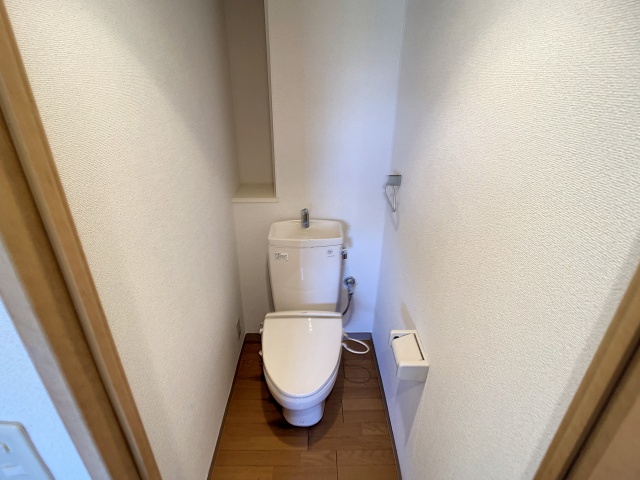 トイレ　掲載写真は同型モデルを掲載しており実際のお部屋と仕様等が異な