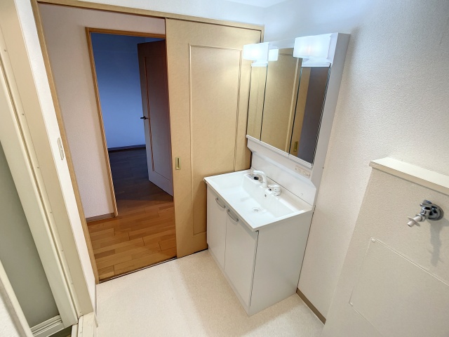 洗面設備　掲載写真は同型モデルを掲載しており実際のお部屋と仕様等が異な